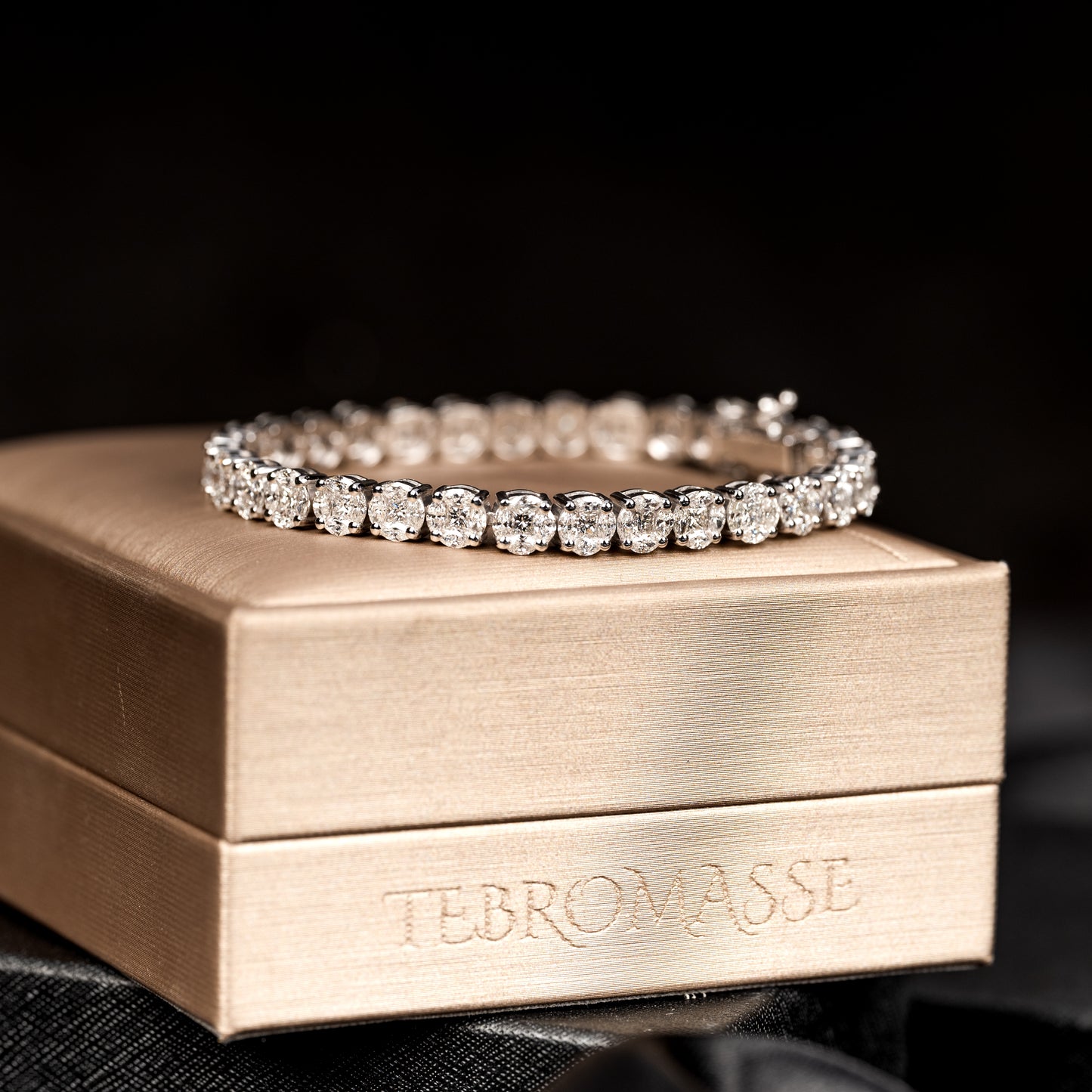 Bracelet 18K gold with full diamonds.