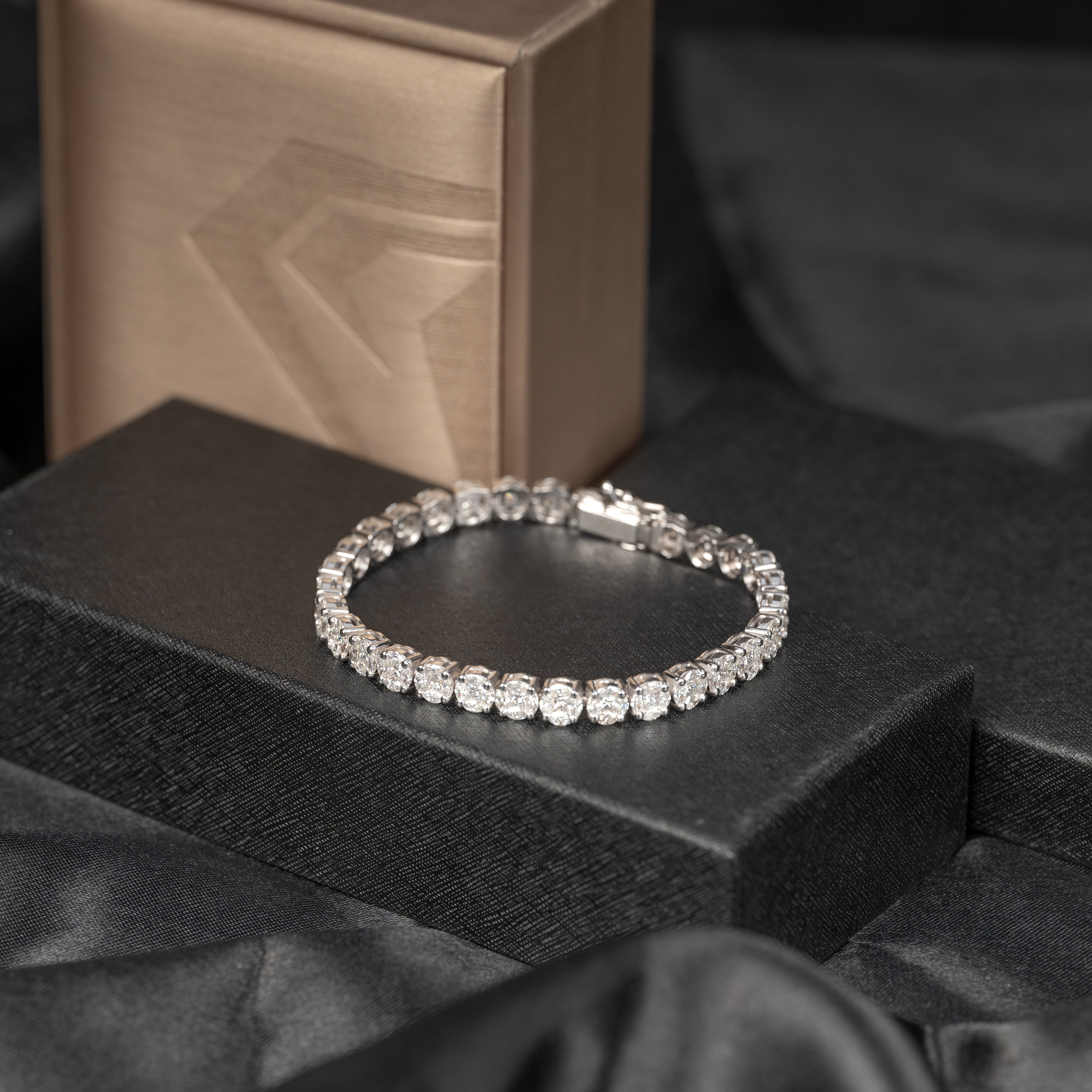 Bracelet 18K gold with full diamonds.