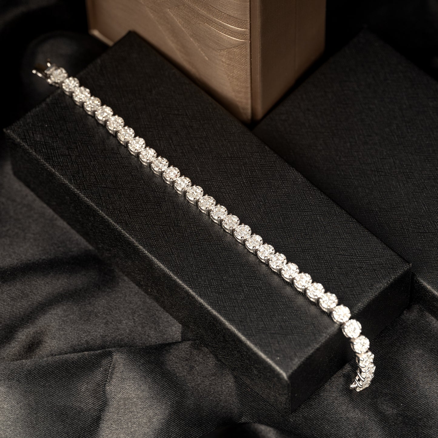 Bracelet 18K gold with full diamonds.